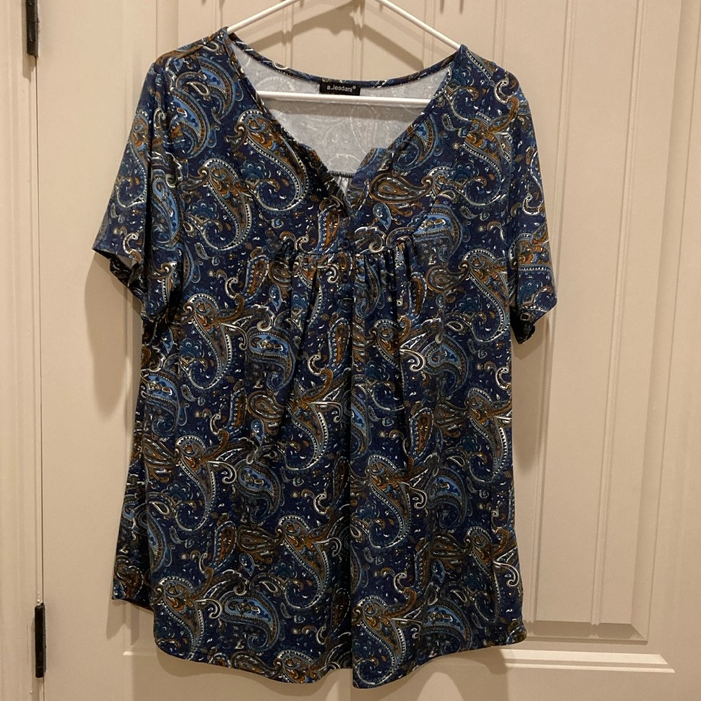 A. Jesdani Blouse Top Split Neck 3 Buttons Short Sleeves Paisley Print Stretchy